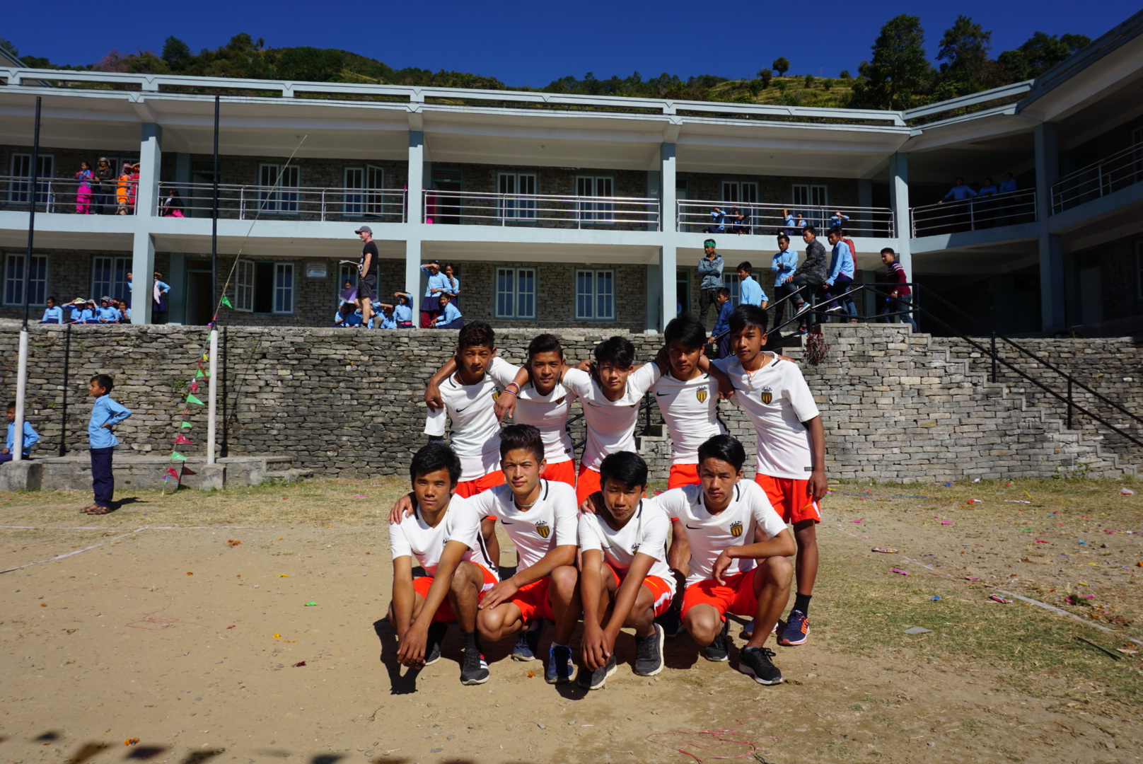 High School de Rigaon – quelques étudiants (avec des tenues recues par l’AS Monaco) avant un match de volleyball amicale lors de notre trek 2018