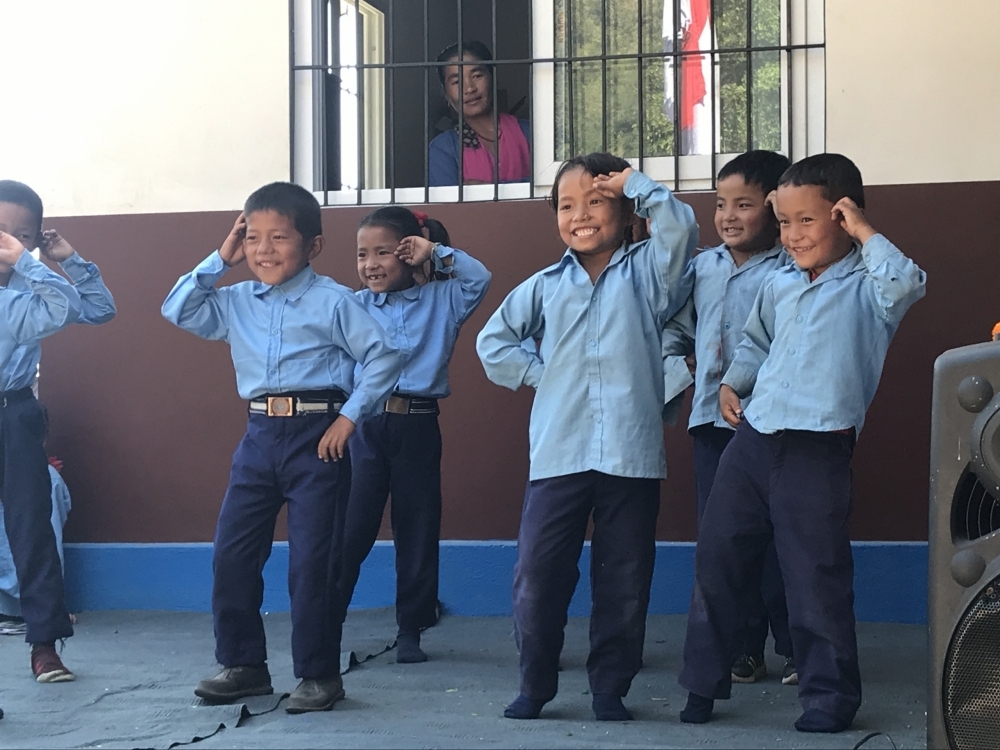 Accueil avec danses par les étudiants lors de l’inauguration de l’école primaire de Dhuseni